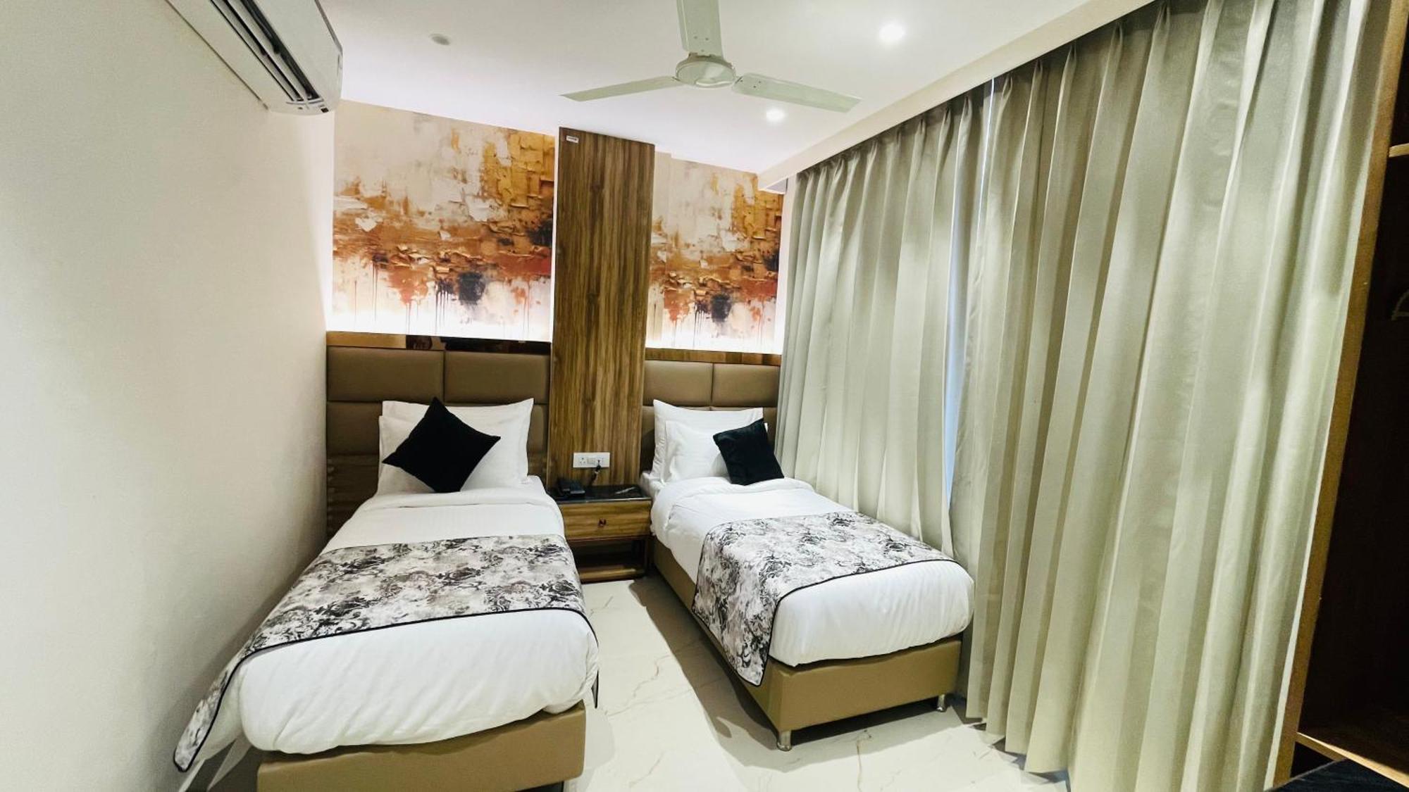 Travellers Hotel Нью-Дели Экстерьер фото