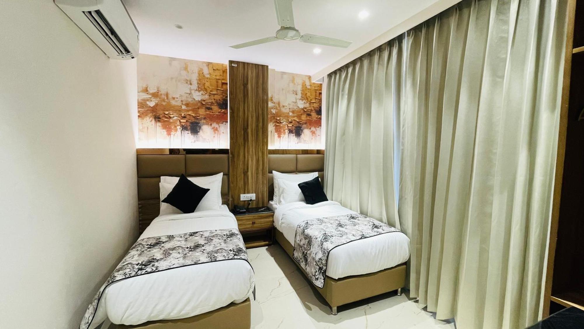Travellers Hotel Нью-Дели Экстерьер фото