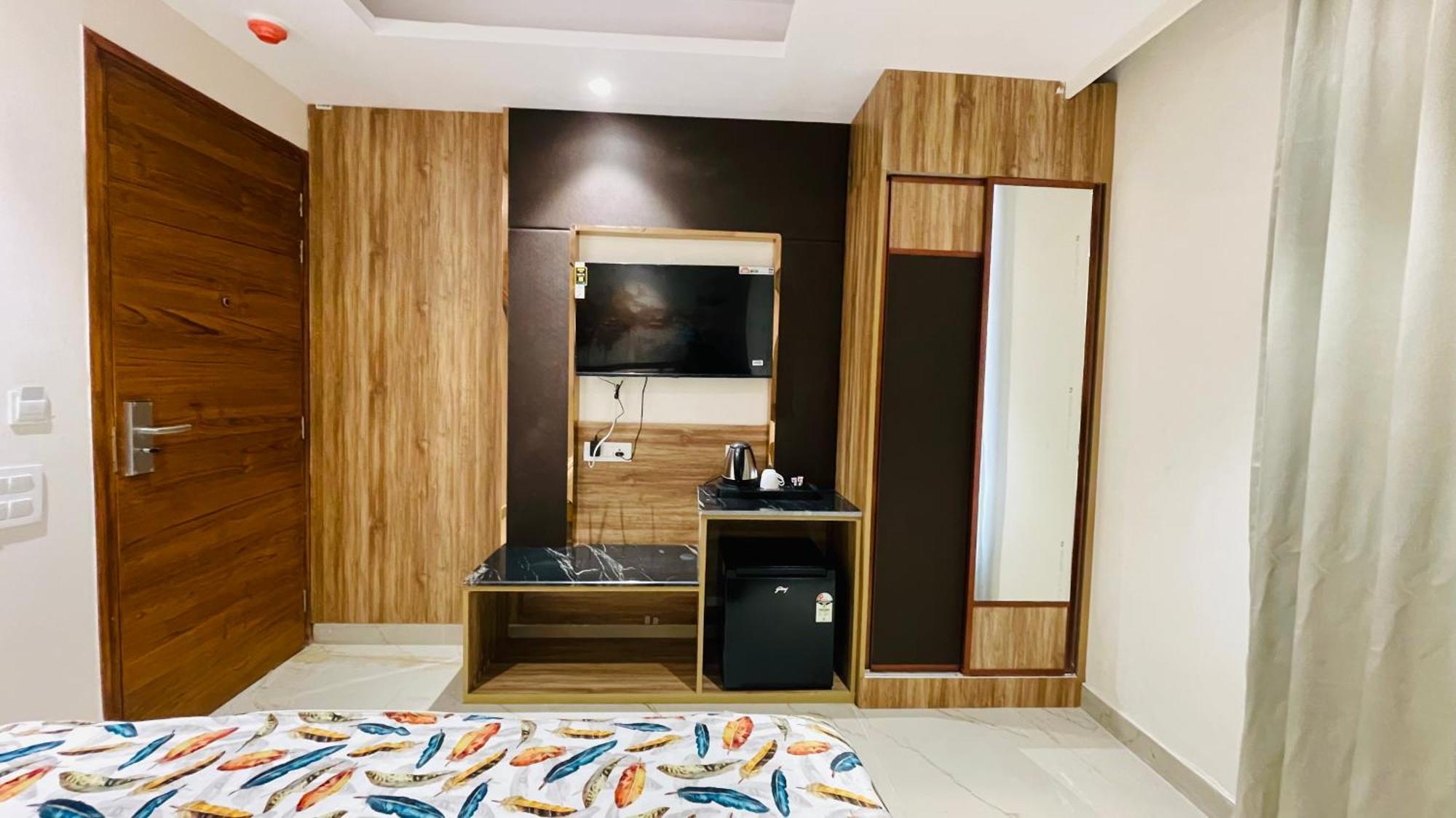 Travellers Hotel Нью-Дели Экстерьер фото